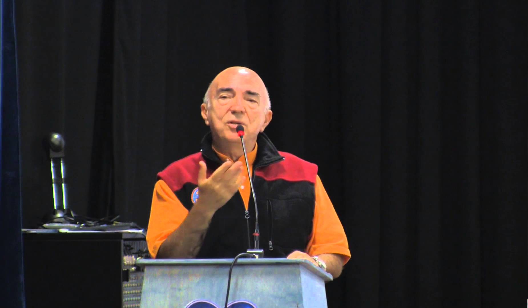 Giorgio durante una conferenza
